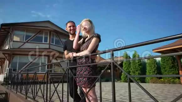 漂亮的一对夫妇站在他们的湖屋砖台上周围美丽的风景视频的预览图