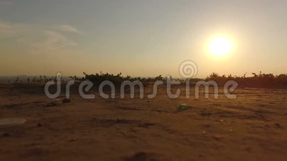 无人机在日落时从地面起飞视频的预览图
