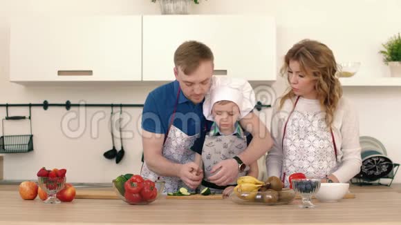爸爸妈妈帮儿子切黄瓜做沙拉视频的预览图