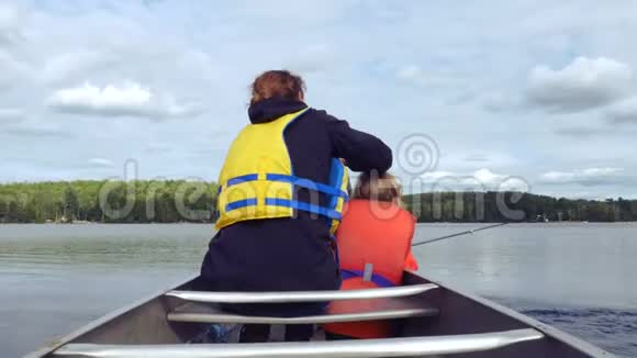 小女孩捕鱼和母亲在格鲁吉亚湾水域划船视频的预览图