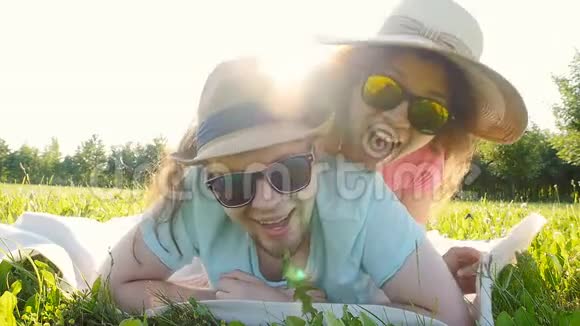 年轻夫妇躺在草地上玩得开心视频的预览图