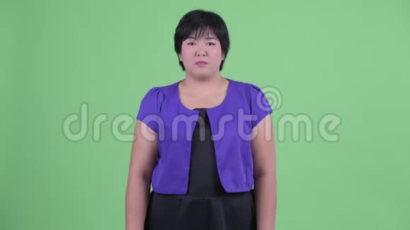 快乐的年轻美丽超重的亚洲女人双臂交叉微笑视频的预览图