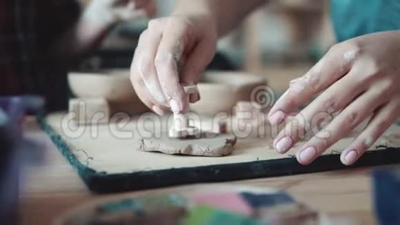 粘土手工造型课女性手特写女孩用粘土做事视频的预览图