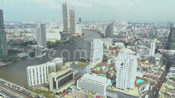 曼谷市区的鸟瞰图曼谷有摩天大楼和河流视频的预览图