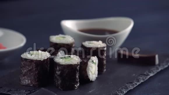 用筷子把寿司蘸酱油日本菜视频的预览图