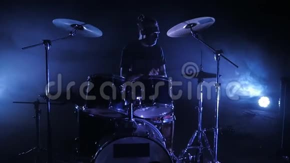音乐会摇滚乐队在舞台上表演鼓手戴面具音乐视频朋克重金属或摇滚团体慢动作视频的预览图