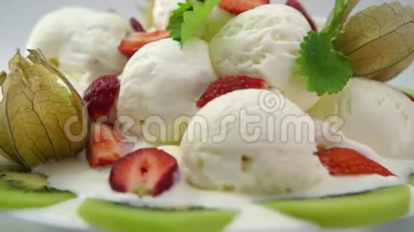 带新鲜水果草莓和薄荷叶的冰淇淋甜点视频的预览图