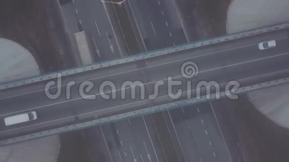 空中垂直射击与旋转汽车在路边行驶运输交汇处汽车在上下行驶视频的预览图