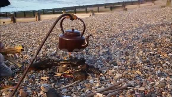 海滩营地的火和水壶视频的预览图
