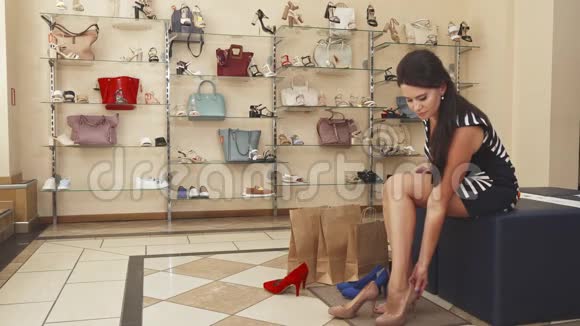 女人的腿试图穿米色的鞋子视频的预览图
