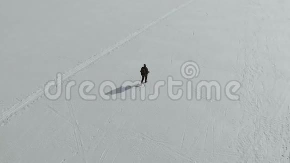 鸟瞰一位老年妇女在冬季森林里用棍子从事北欧行走健康生活方式视频的预览图