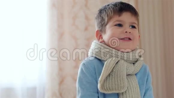 孩子生病了喉咙痛的小男孩脖子上戴着围巾的孩子坐在家里的卧室里痛苦的善良视频的预览图