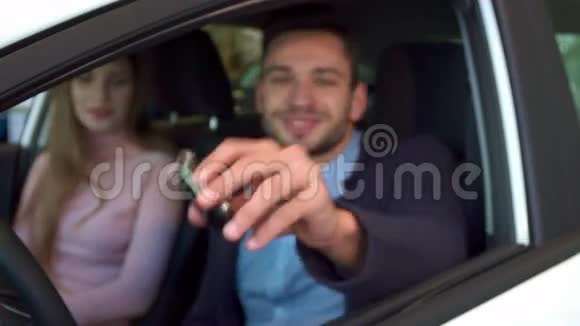 男人通过车窗显示钥匙视频的预览图