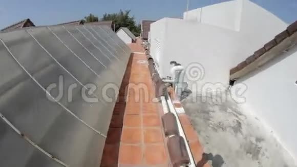 拍摄房子的屋顶视频的预览图