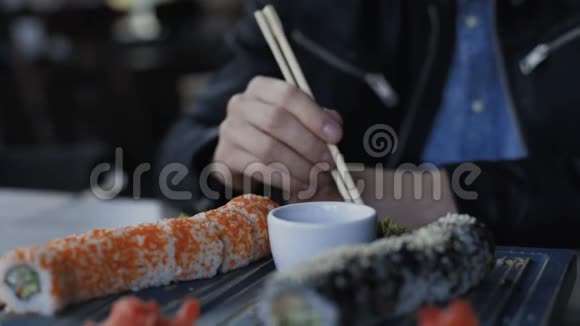 男性手拿寿司做成4K酱视频的预览图