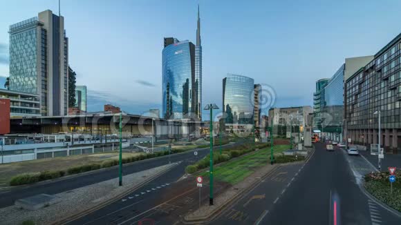 米兰的天际线与现代摩天大楼在意大利米兰的诺瓦港商业区日夜交替视频的预览图