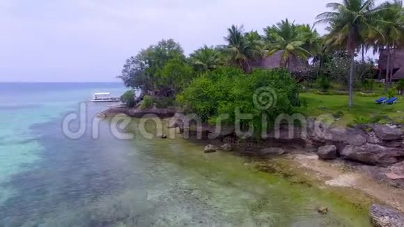 空中美丽的热带海滨度假胜地在菲律宾宿务的摩尔博阿尔被椰子树环绕视频的预览图