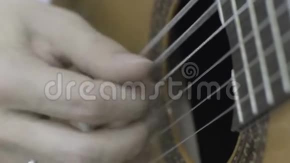 弹古典吉他视频的预览图