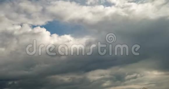 风暴来临前在多风天气中几个蓬松的卷曲卷云层的时间间隔剪辑视频的预览图