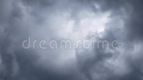 暗雨云的运动雨视频的预览图