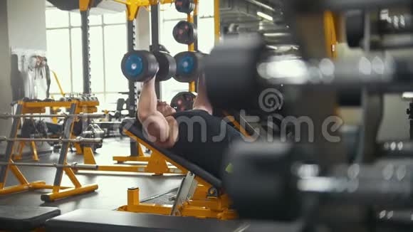 举重肌肉运动员用哑铃训练二头肌视频的预览图