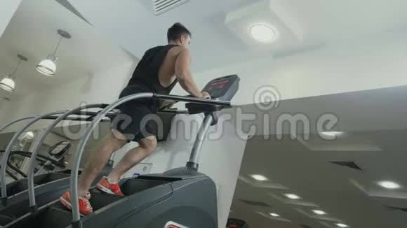肌肉男上楼梯健身器视频的预览图