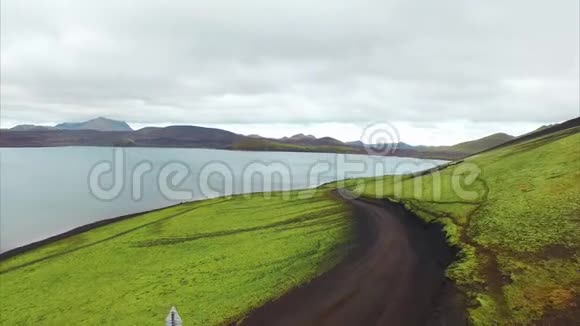 4KUHD绿色亲爱的冰岛道路车辆视频的预览图