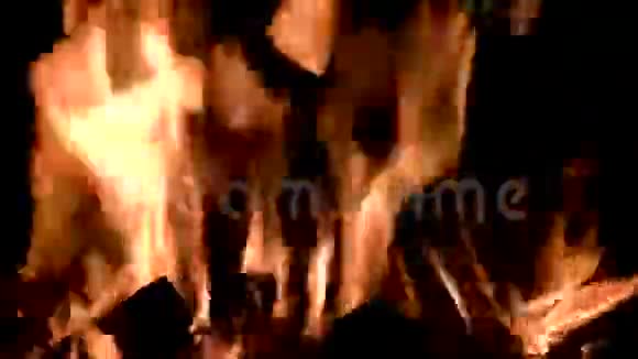 在晚上燃烧火焰有燃烧木材的壁炉在黑色背景上开火视频的预览图