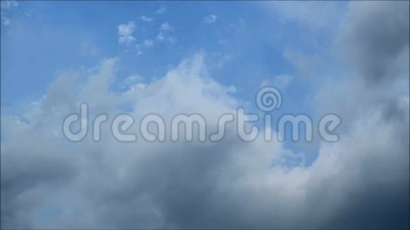 时间流逝灰雨云在雨前飘在蓝天上季风季节视频的预览图