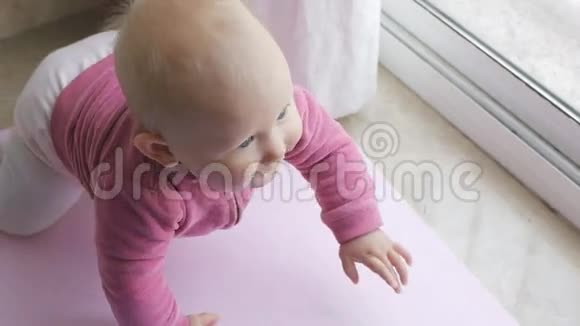 宝宝吃妈妈手里鳄梨视频的预览图
