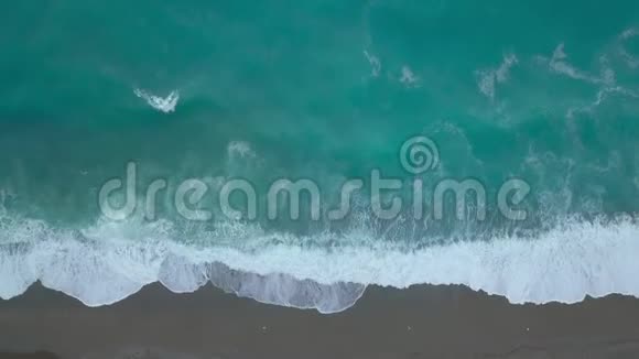 空中的绿松石海波在空洋滩上起泡飞溅视频的预览图