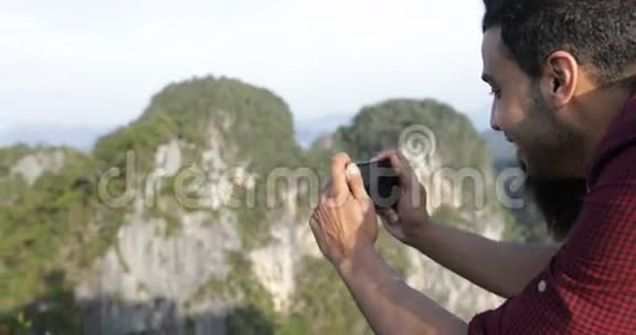 人类在手机智能手机上拍照给游客群聊视频的预览图