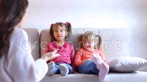 两个小女孩坐在沙发上哭泣视频的预览图