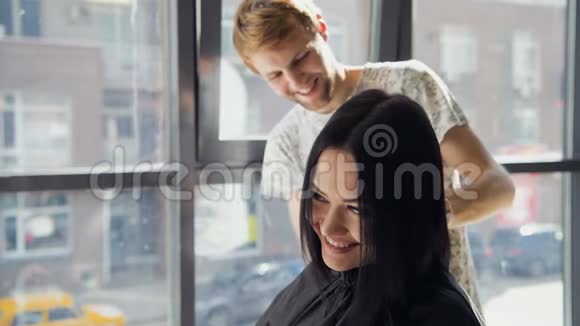 美发师为美女特写打造发型视频的预览图