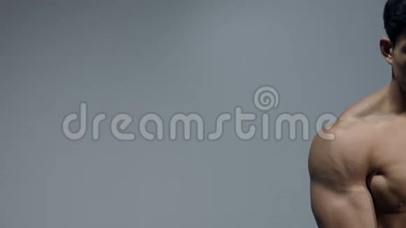 男性健身模型屈肌和伸展臂2视频的预览图