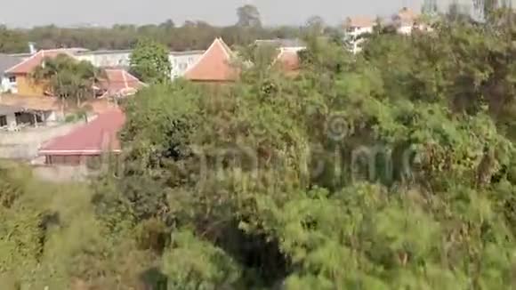 俯瞰着这座有红色橙色瓷砖屋顶的老城有橙色屋顶的私人住宅泰国芭堤雅视频的预览图