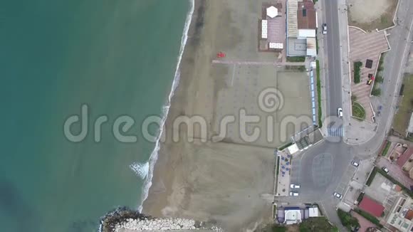 空中观景拉齐奥地区滨海迪明图诺镇的海滩意大利4K视频的预览图