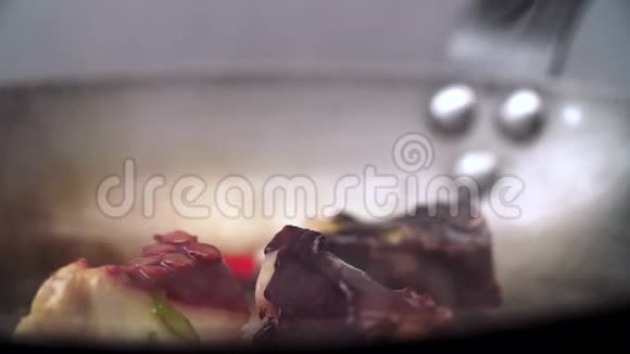 海鲜是用煎锅煮的视频的预览图