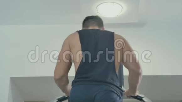 年轻的肌肉男在楼梯上锻炼腿视频的预览图