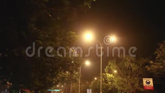 在印度摩托车和汽车在夜间通过一座孤桥视频的预览图