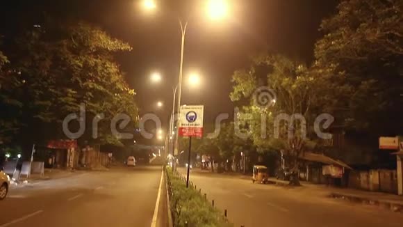 城市的夜间道路摩托车和汽车在印度的夜间通过一座孤桥视频的预览图