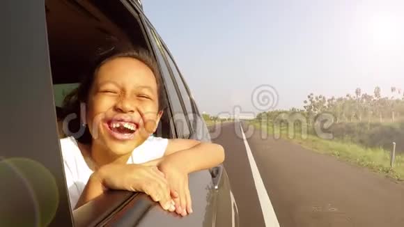 无牙的孩子从车窗里往外看视频的预览图