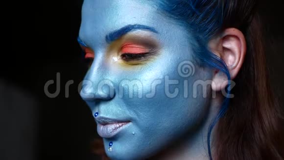 蓝色的创意化妆模型体画视频的预览图