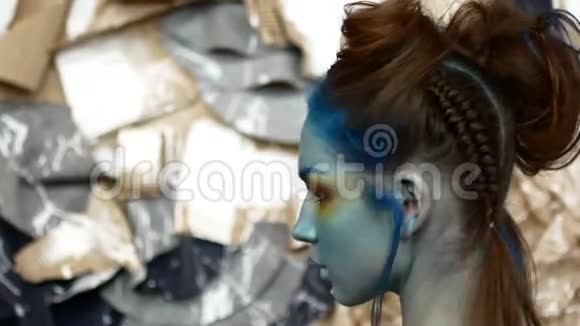 蓝色的创意化妆模型体画视频的预览图