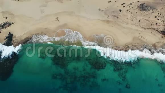 兰萨罗特岛美丽干净的海滩鸟瞰视频的预览图