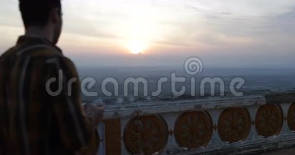 人们走在山顶上用手机拍照日出景观游客后视视频的预览图