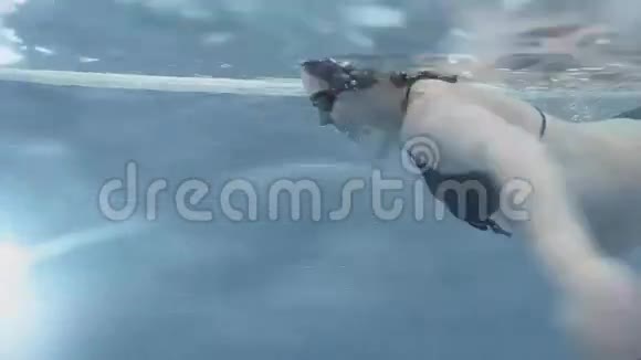 怀孕女孩美丽的游泳水下摄影视频的预览图