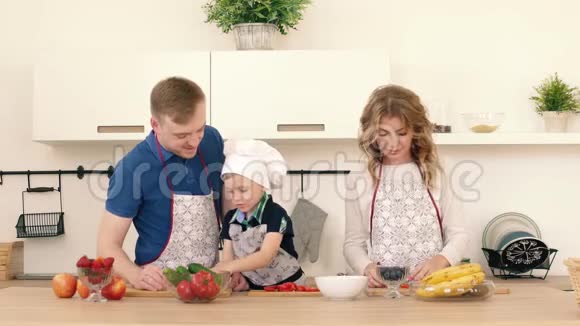 一个儿子和他的父母在厨房做饭视频的预览图