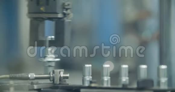 机器人手臂在生产线上取零件视频的预览图
