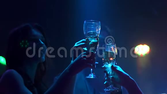 朋友们在黑暗中碰杯香槟视频的预览图